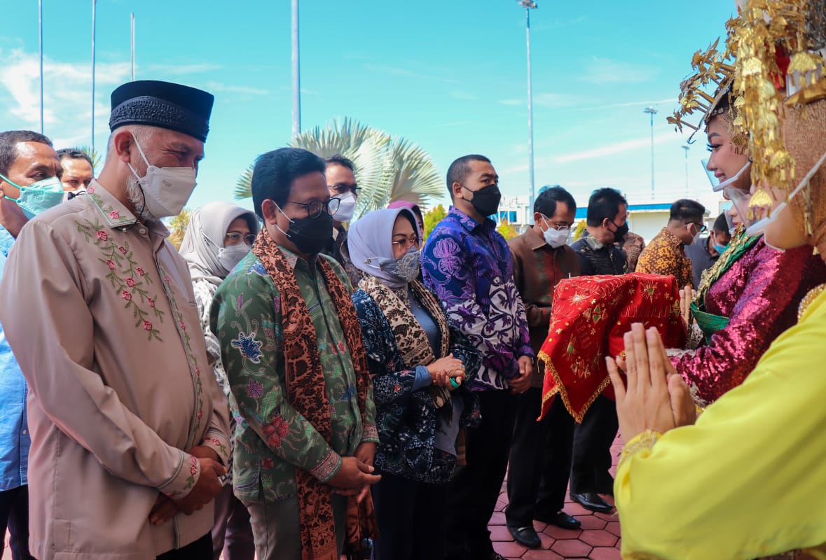 Gubernur dan Wakil Gubernur Sumatera Barat menyambut kedatangan Menteri Desa Pembangunan Daerah Tertinggal dan Transmigrasi (PDTT) RI, Abdul Halim Iskandar, M.Pd, bersama istri Lilik Umi Nasriiyah, dan sejumlah staf di BIM, Sabtu (11/12/2021).