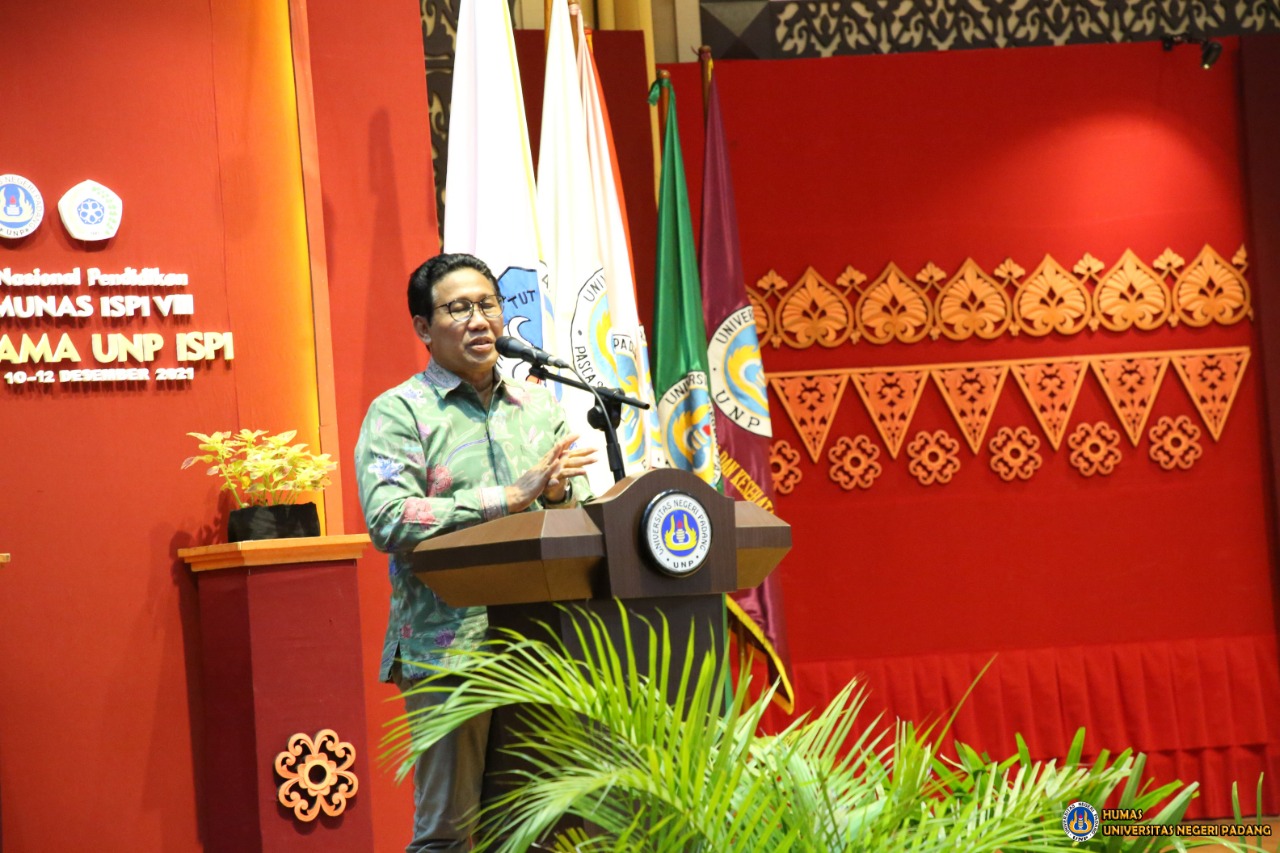 Menteri Desa dan Pembangunan Daerah Tertinggal dan Transmigrasi (PDTT) Dr. (HC) Drs. A. Halim Iskandar M.Pd