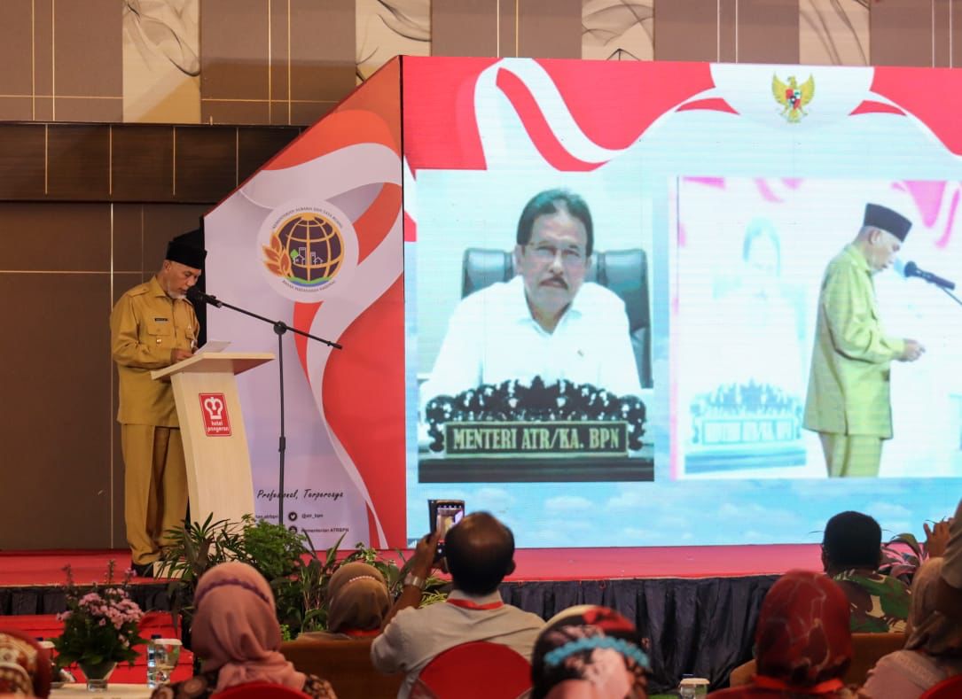 Gubernur Sumbar, Mahyeldi, dalam acara zoom bersama Menteri ART/BPN, saat penyerahan sertifikat tanah untuk rakyat digelar secara bersamaan di tiga Provinsi(Prov. Sumbar, Riau dan Aceh) oleh Kanwil ATR/BPN Sumbar di Padang, Senin (13/12/2021).