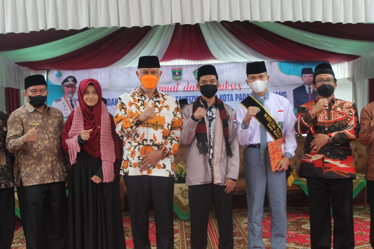 Gubernur Mahyeldi melepas 36 Santri MAPK/MAN Padang Panjang ke Timur Tengah, Kamis (16/12/2021).