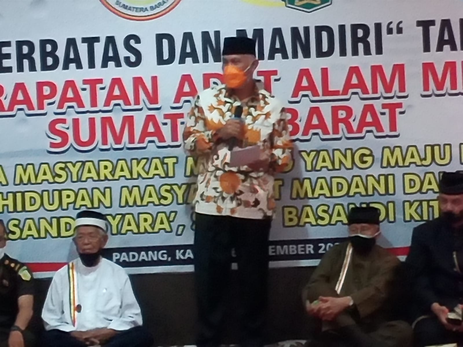 Gubernur Sumbar Mahyeldi Ansharullah Dt. Marajo membuka Mubes ke XII LKAAM Sumbar di ruang rapat adat Kantor LKAAM Sumbar, Kamis (16/12/2021).