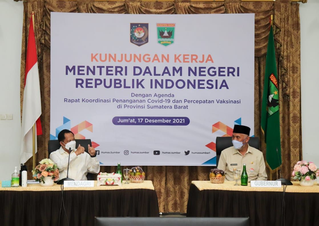 Mendagri Tito Karnavian dan Gubernur Sumbar, Mahyeldi, dalam pertemuan di Padang, Jumat (17/12/2021).