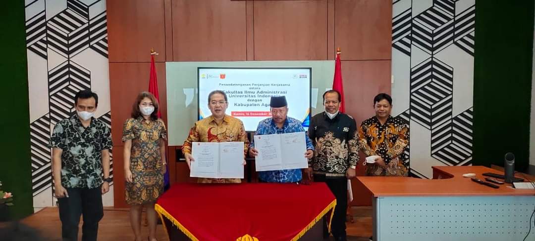 Bupati Agam, Dr. Andri Warman (berkupiah) selesai penandatangan kerjasama dengan Prof.Dr.Chandra Wijaya.M.Si.,MM, Dekan Fakultas Ilmu Administrasi Universitas Indonesia, Rabu (16/12/2021) di kampus UI Depok.