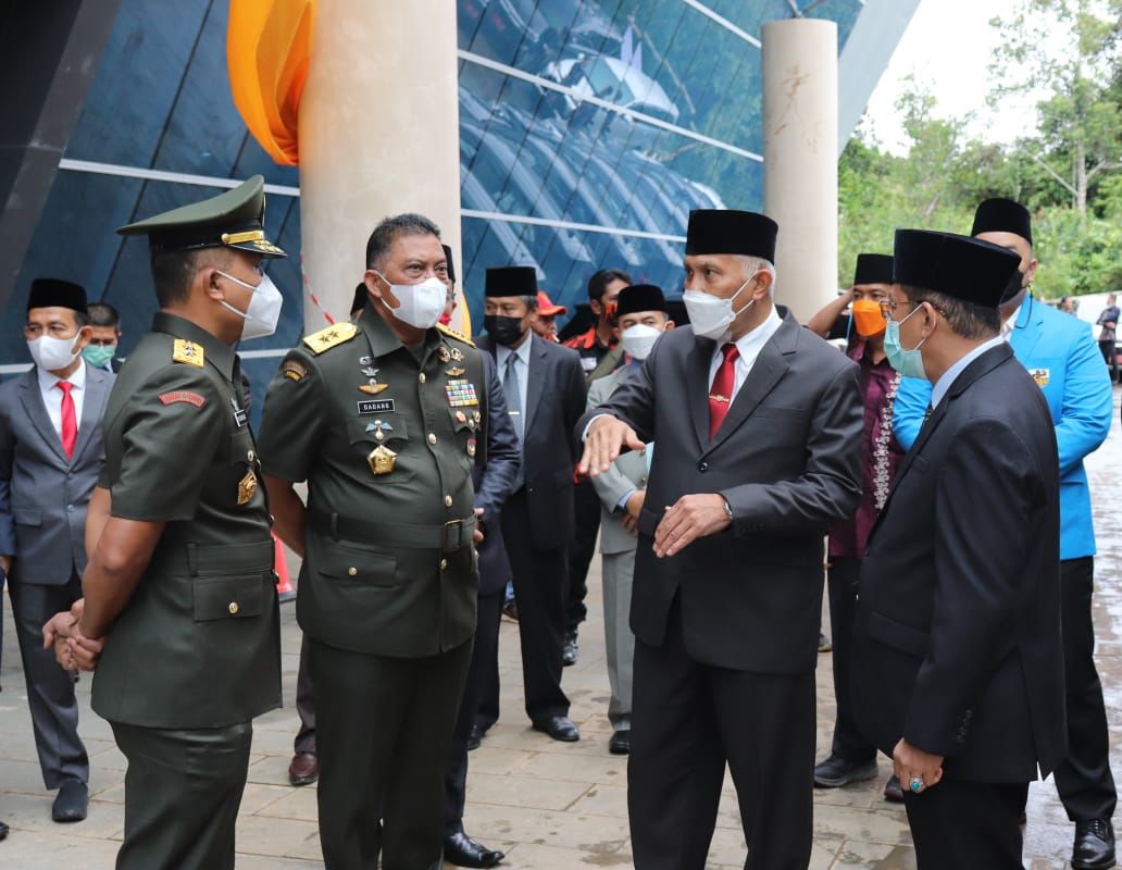 Gubernur Sumbar Mahyeldi, pada upacara Hari Bela Negara, Minggu (19/12/2021).