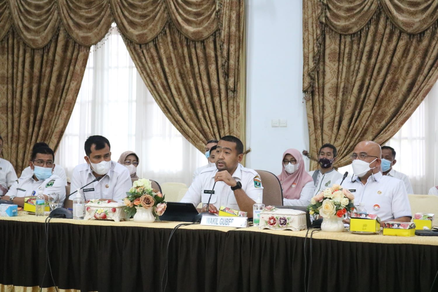 Wakil Gubernur Sumbar, Audy Joinaldy, memimpin rapat koordinasi pengendalian pembangunan Sumbar di auditorium Gubernuran, Rabu (22/12/2021).