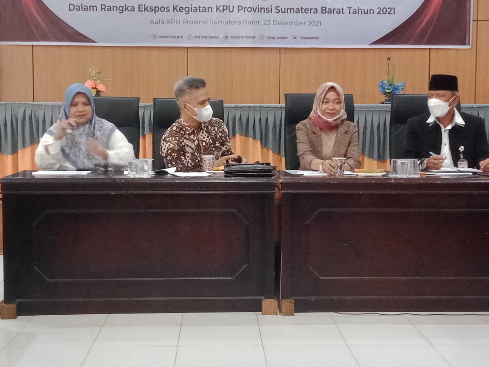 Coffee Morning Evaluasi kegiatan KPU Sumbar di Padang, Kamis (23/12/2021).