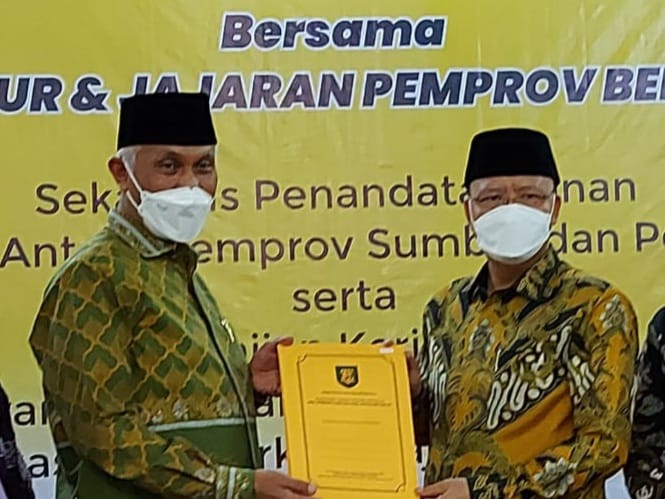 Gubernur Sumbar Mahyeldi (kiri) dan Gubernur Bengkulu Rohidin Mersyah, Rabu (22/12/2021), di Bengkulu. 