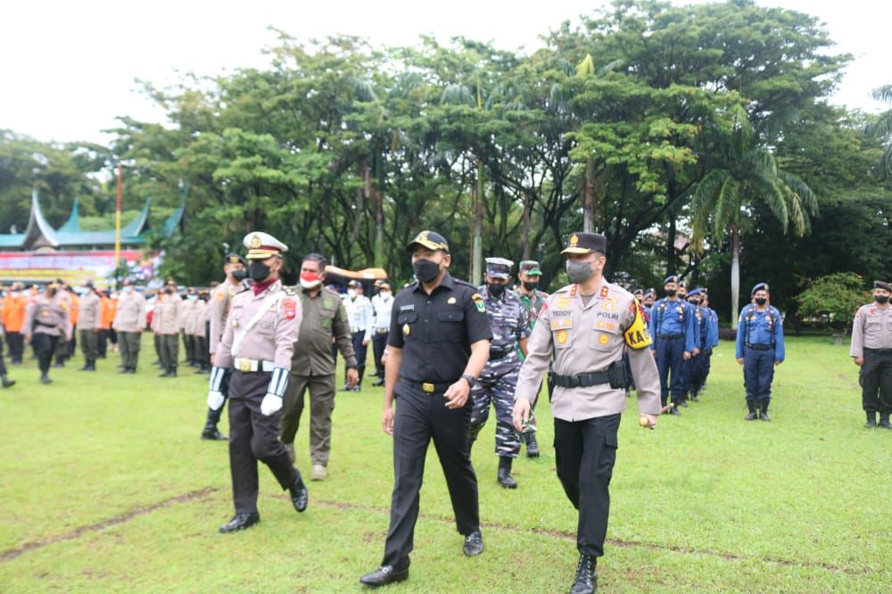 Wakil Gubernur Sumbar Audy Joinaldy dan Kapolda Sumbar, Irjenpol Teddy Minahasa Putra, dalam apel pasukan dalam rangka Operasi Lilin Singgalang 2021 di lapangan Imam Bonjol Padang, Kamis (23/12/2021).