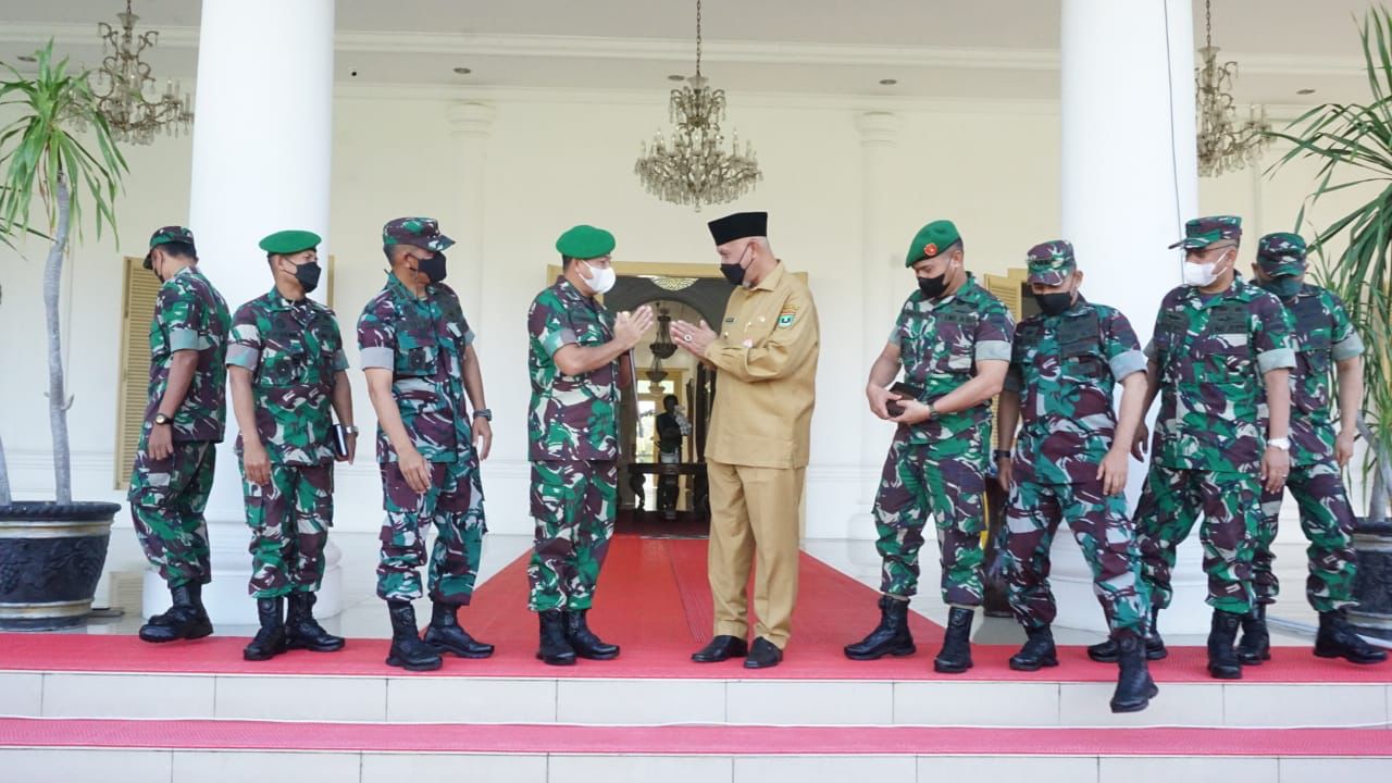 Gubernur Sumbar, Mahyeldi, menerima Danrem 032 Wirabraja, Brigjen TNI Purmanto dan jajaran di istana gubernuran Padang, Senin (27/12/2021).