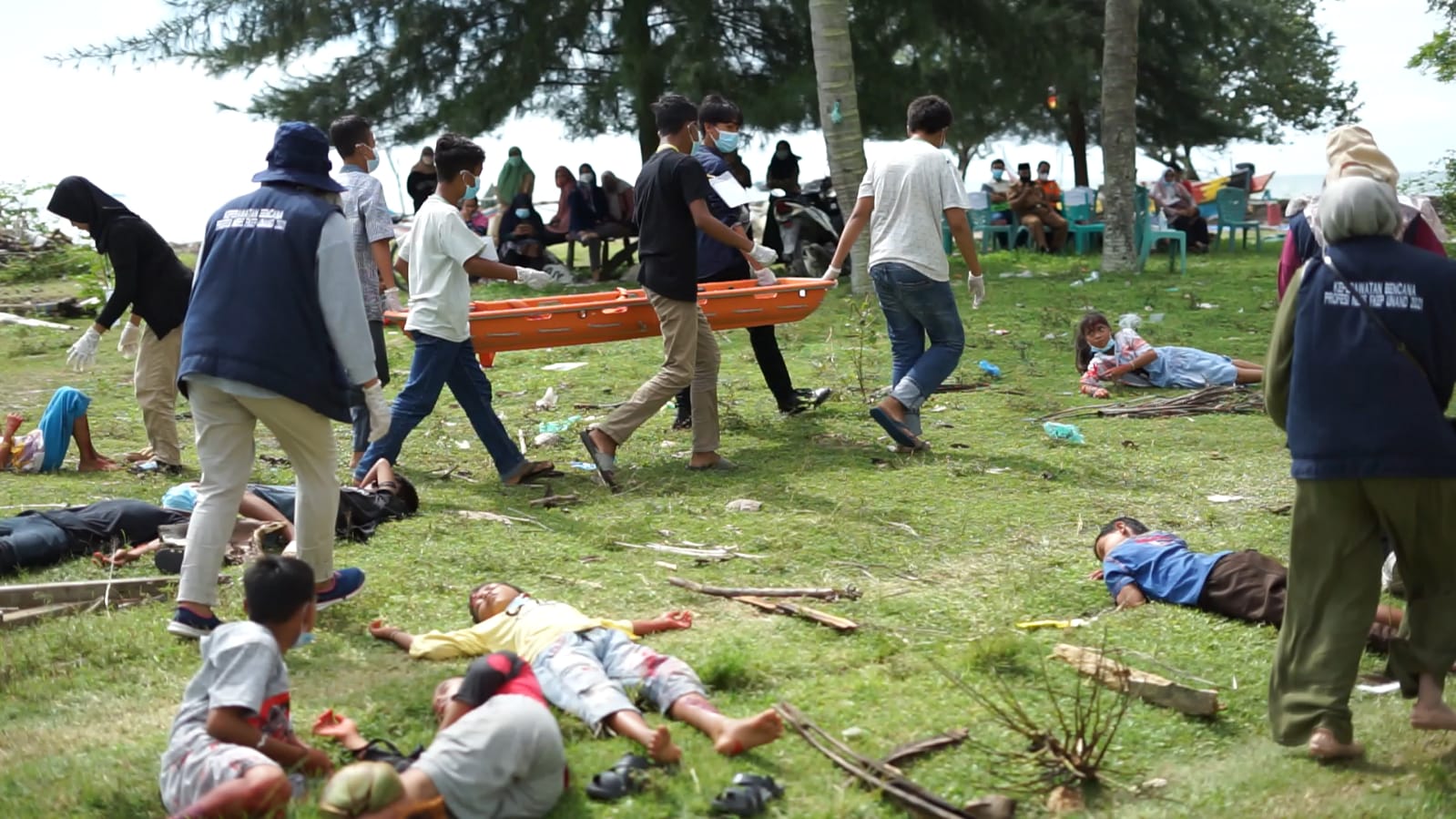 Situasi simulasi mahasiswa profesi Keperawatan Unand, membantu warga yang terkena gempa, di Pasie Jambak, Padang, Senin (27/12/2021).