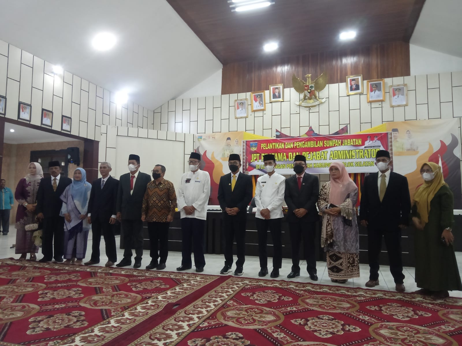 Bupati Solok Selatan Khairunnas melantik 5 orang Pejabat Pratama dan Pejabat Administrator di lingkungan Pemkab Solok Selatan, Jumat (31/12/2021).
