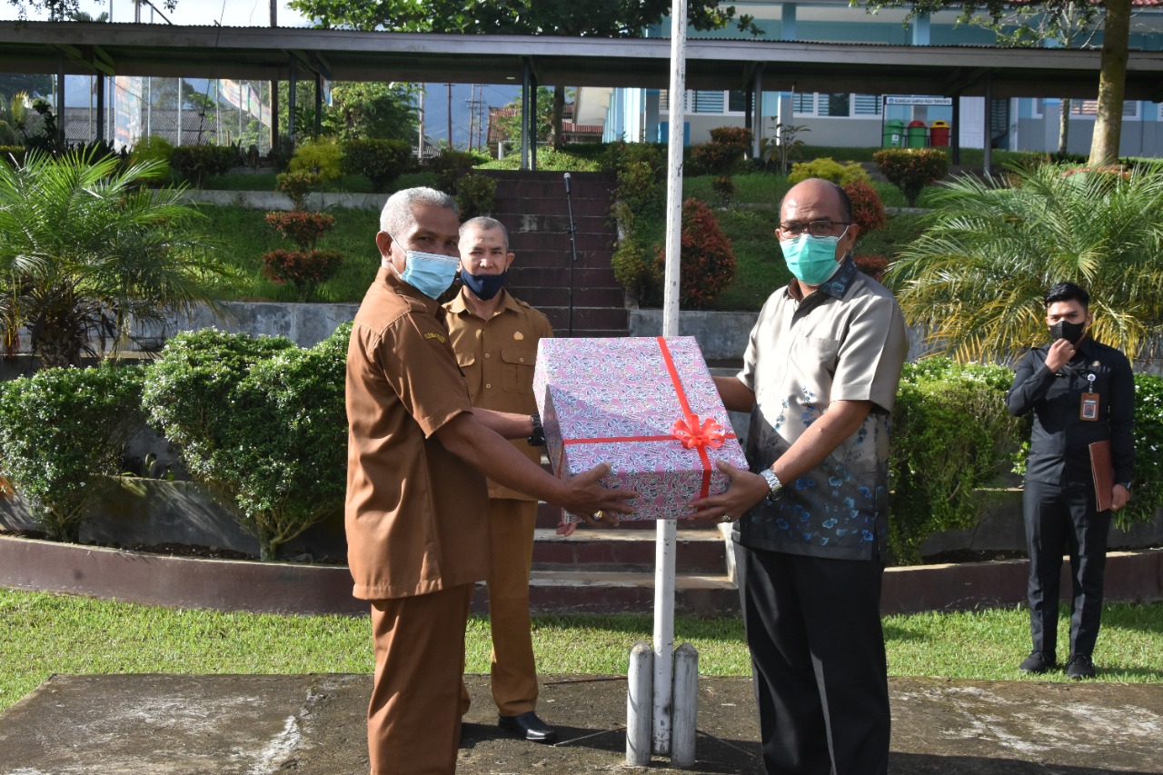 Ketua DPRD Sumbar, Supardi (lanan), menyerahkan bantuan komputer untuk SMK PP, Limapuluh Kota, Senin (3/1/2022).