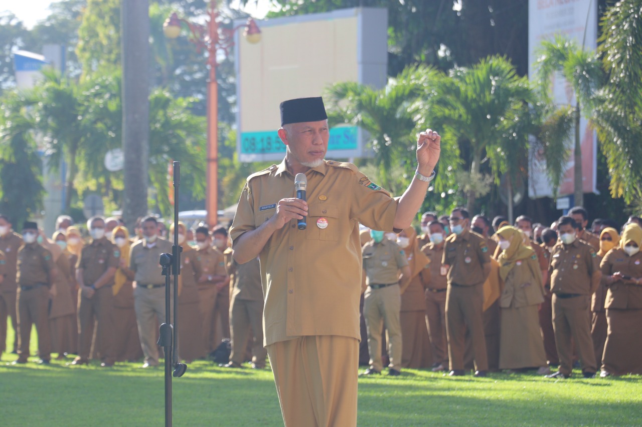 Gubernur Buya Mahyeldi memimpin Apel Pagi yang diikuti pejabat struktural dan fungsional di halaman Kantor Gubernur Sumatera Barat, Senin (3/1/2022).