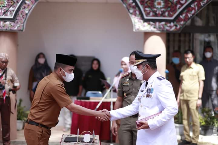 Wakil Wali Kota Solok Ramadhani Kirana Putra memberikan ucapan selamat kepada Camat Tanjung Harapan yang baru Feri Agriadi.