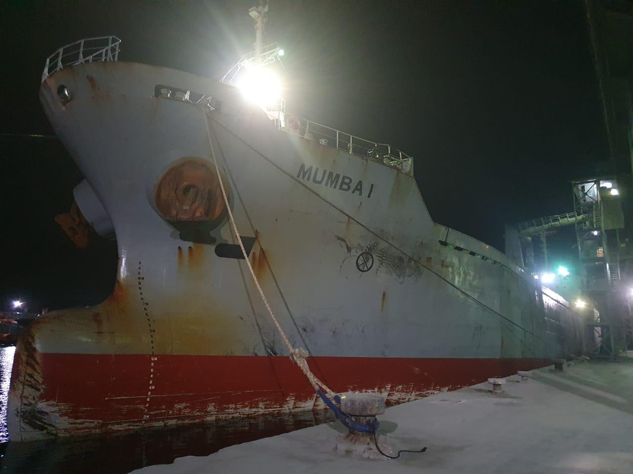 Salah satu kapal ekspor semen tujuan Maldives ketika memuat Semen Padang di Pelabuhan Teluk Bayur, Desember 2021 lalu