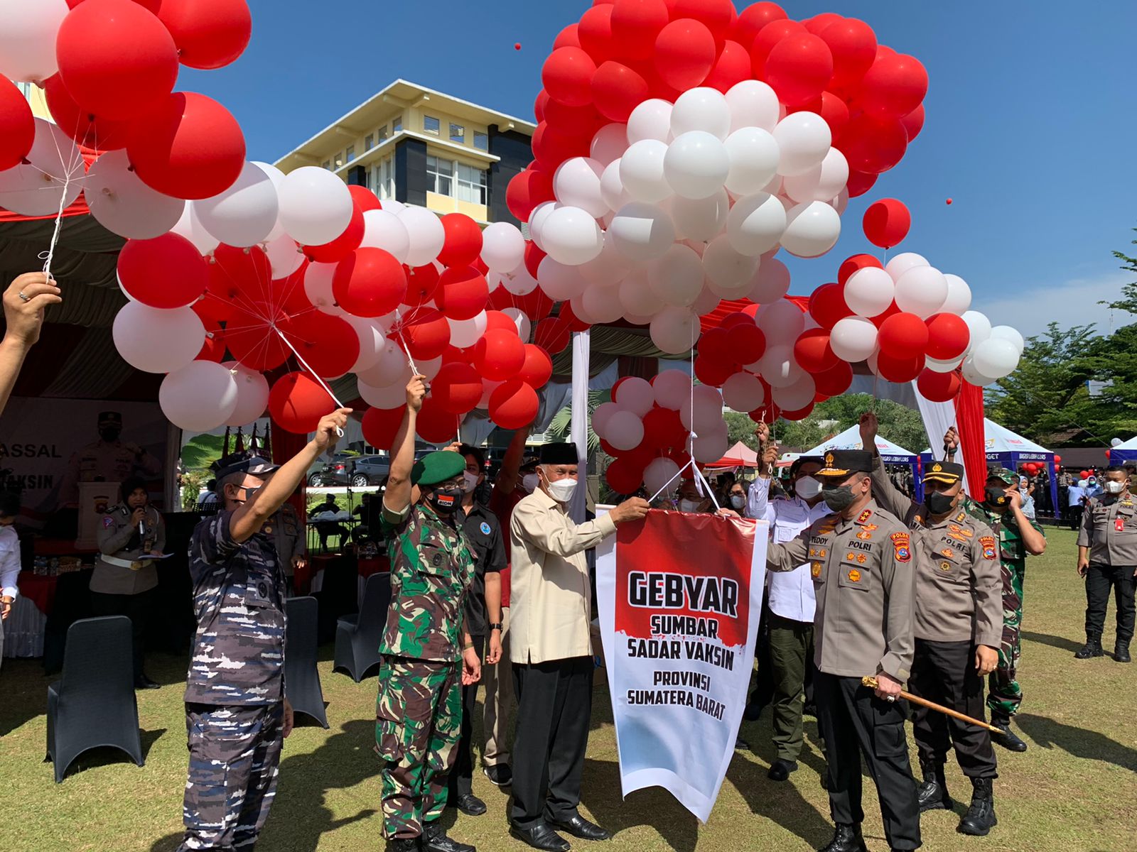 Gubernur Sumbar, Kapolda dan unsur Forkopimda, melepas balon tanda dimulai Sumdarsin dua, Sabtu (8/1/2022), di Mapolda Sumbar, Padang.