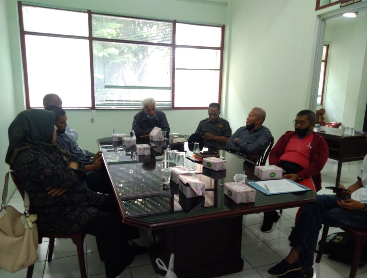 Bincang-bincang pembina dan mantan atlet Sumbar, Selasa (11/1/2022) di kantor KONI Sumbar.