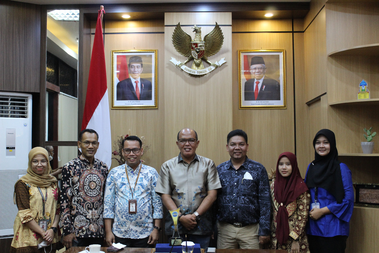 Ketua DPRD Sumbar, Supardi (tengah) bersama Ketua dan Komisioner KPID Sumbar, Kamis (13/1/2022), di Padang.