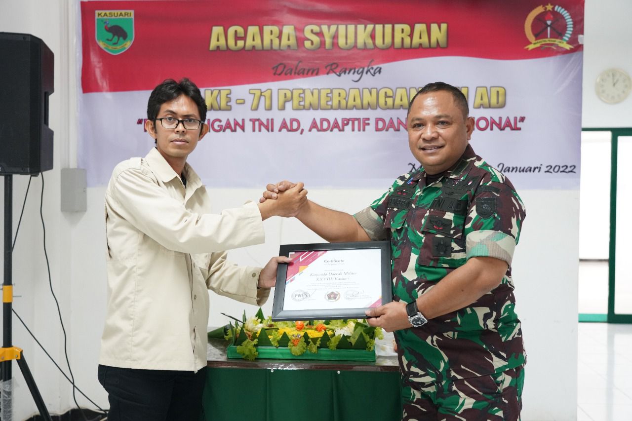 Ketua PWI Papua Barat, Buatan, menyerahkan sertifikat apresiasi kepada Kodam Kasuari khususnya Pangdam Kasuari Mayjen TNI I Nyoman Cantiasa, Kamis (13/1/2022) di Manokwari.