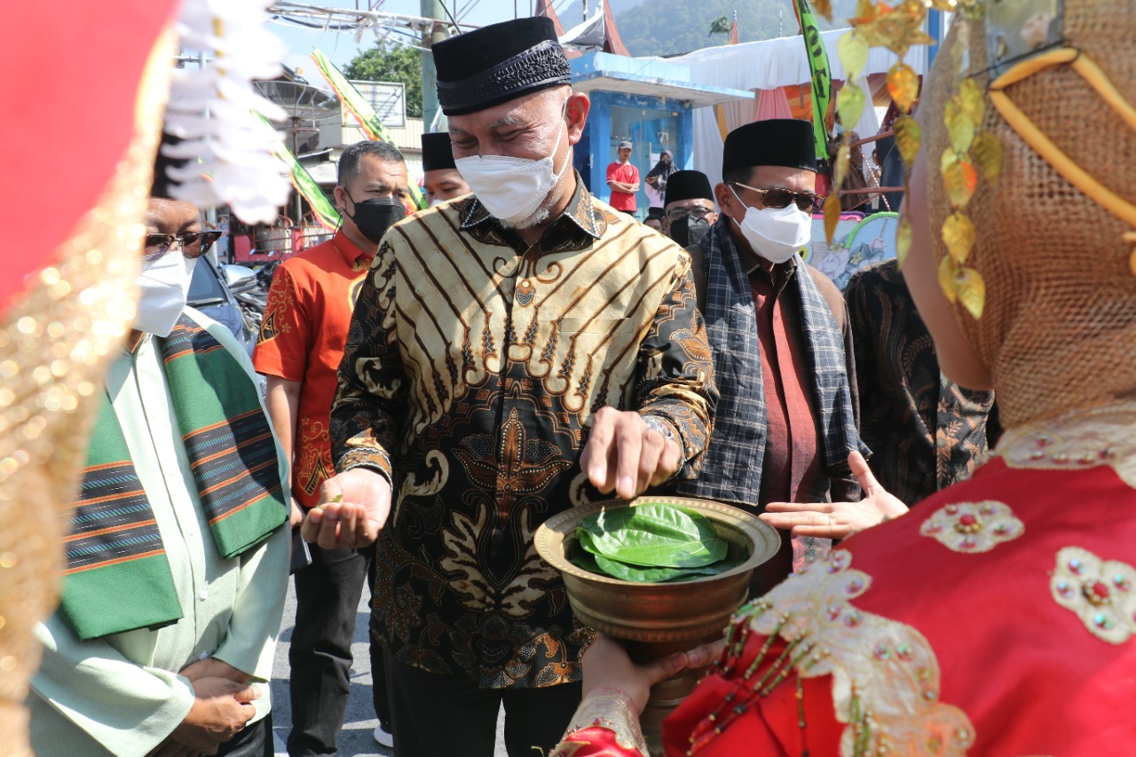 Gubernur Sumbar, Buya Mahyeldi, dalam acara alek batagak pangulu kaum Suku Tanjung Maninjau, di Kantor Balerong Kerapatan Adat Nagari (KAN) Pasar Maninjau, Minggu (16/1/2022). 