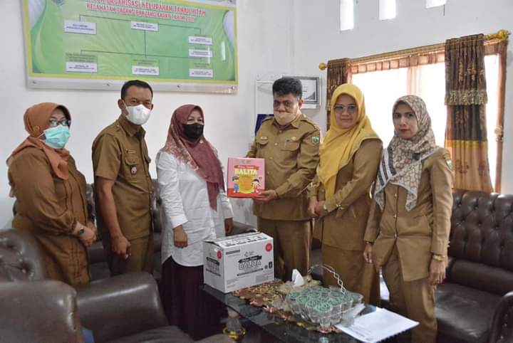 Kadis, Osman Bin Nur serahkan bantuan makanan bergizi dari Suir Syam ke masyarakat kelurahan di kota Padang Panjang, Selasa (11/1/2022).