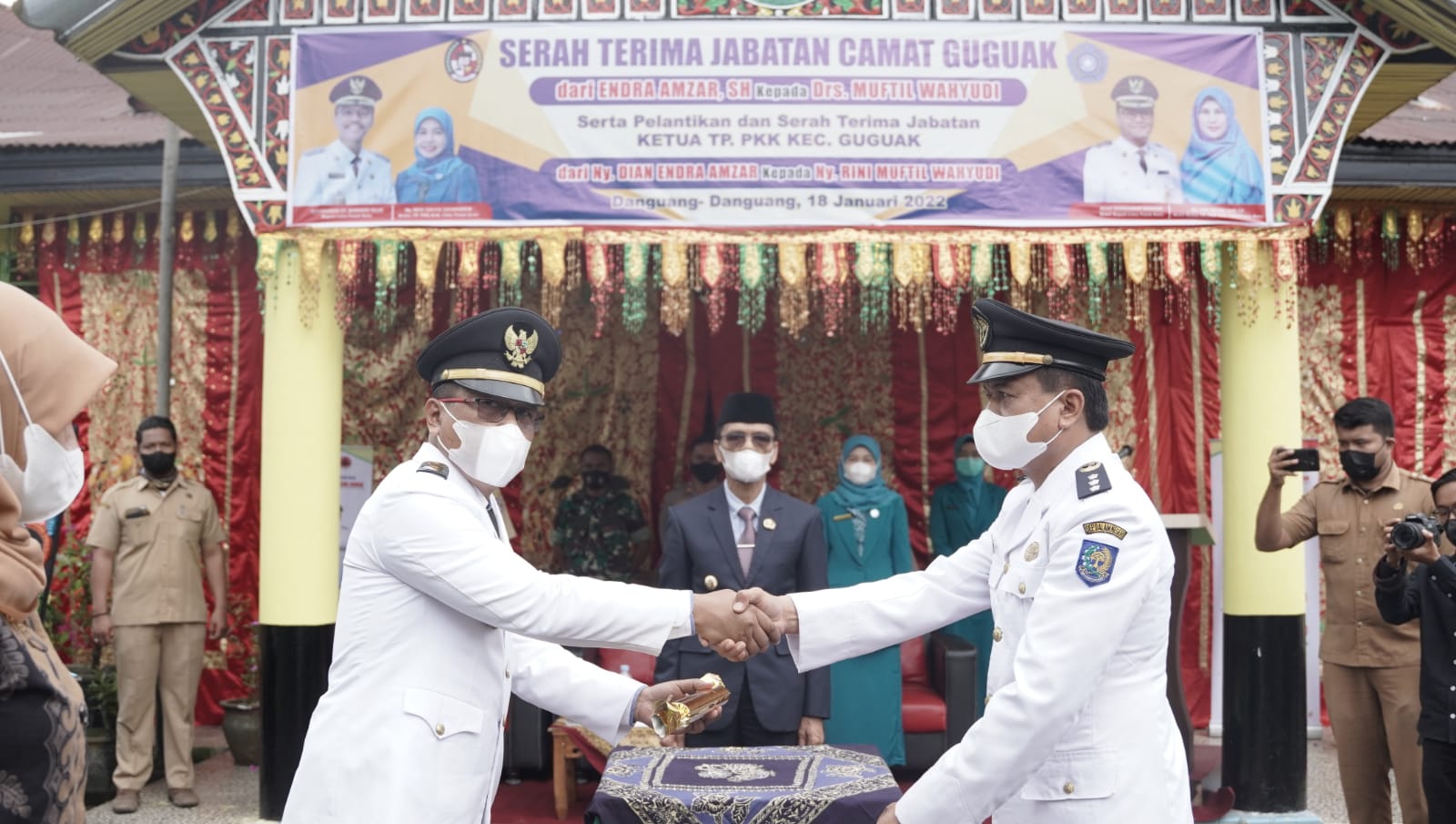 Sertijab Camat Guguak dari Endra Amzar kepada Muftil Wahyudi, di Halaman Kantor Camat Guguak, Selasa (18/1).