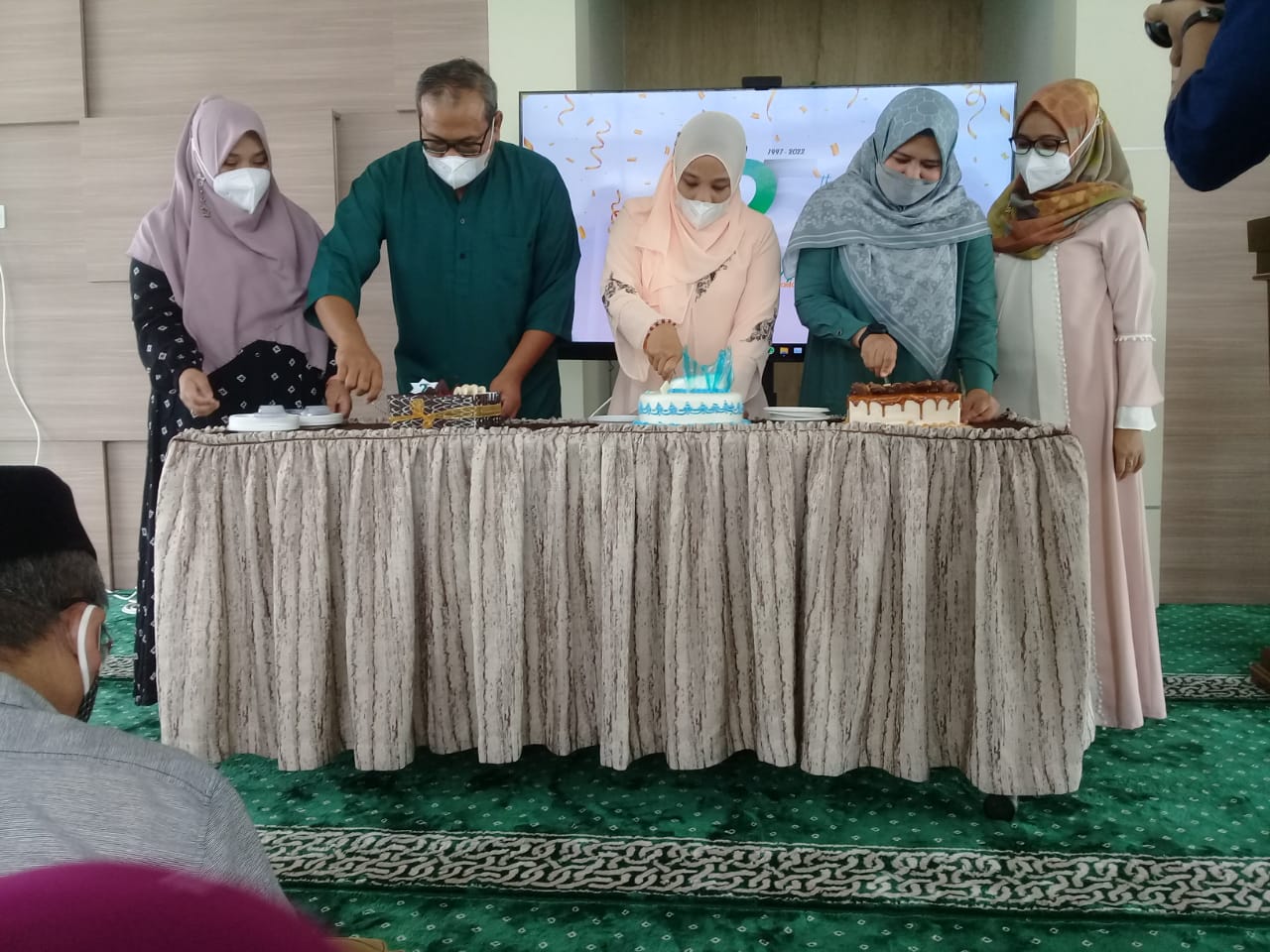 Ketua Yayasan Semen Padang Iskandar Z Lubis (dua dari kiri) memotong kue ulang tahun YSP ke 25 didampingi.pengurus lainnya, Sabtu (22/1/2022).