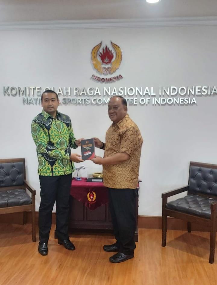 Wakil Gubernur Sumbar, Audy Joinaldy (kiri) menerima buku Grand Desain Pembangunan Olahraga Prestasi Nasional Tahun 2021-2036, dari Ketua Umum KONI Pusat, Letjen TNI (Purn) Marciano Norman, Senin (24/1/2022) di Jakarta. 