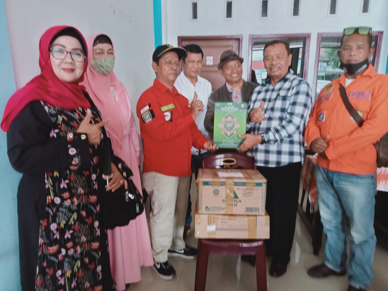 Penyerahan Alquran dari KBRT Padang untuk pesantren di Labusel, Selasa (25/1/2022) di Padang.