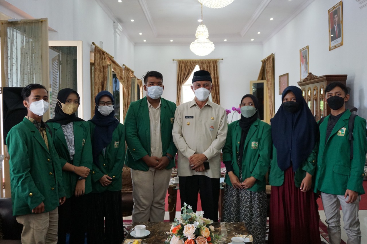 Gubernur Sumbar, Buya Mahyeldi, menerima panitia Lomba Biologi (Lobi) ke XIX Tahun 2022, jurusan biologi FMIPA Unand, Padang, Selasa (25/1/2022).