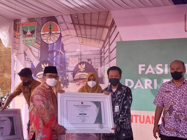 Piagam Penghargaan Proper Biru kategori Ketaatan Terhadap Lingkungan diterima PT Semen Padang dari pemprov Sumatera Barat, Kamis (27/1/2022) di Padang.