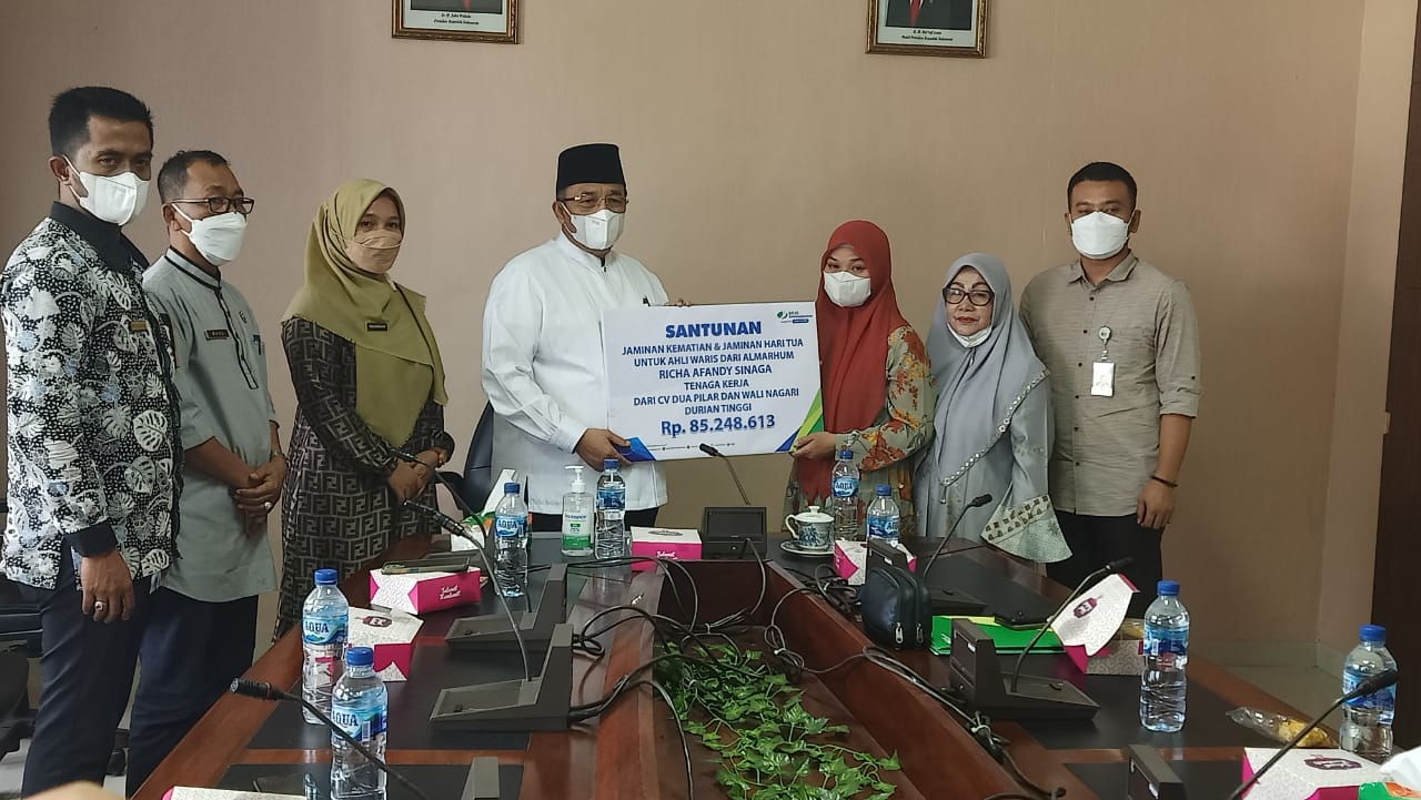 Bupati Pasaman, Benny Utama, Salurkan Bantuan BPJS Ketenagakerjaan