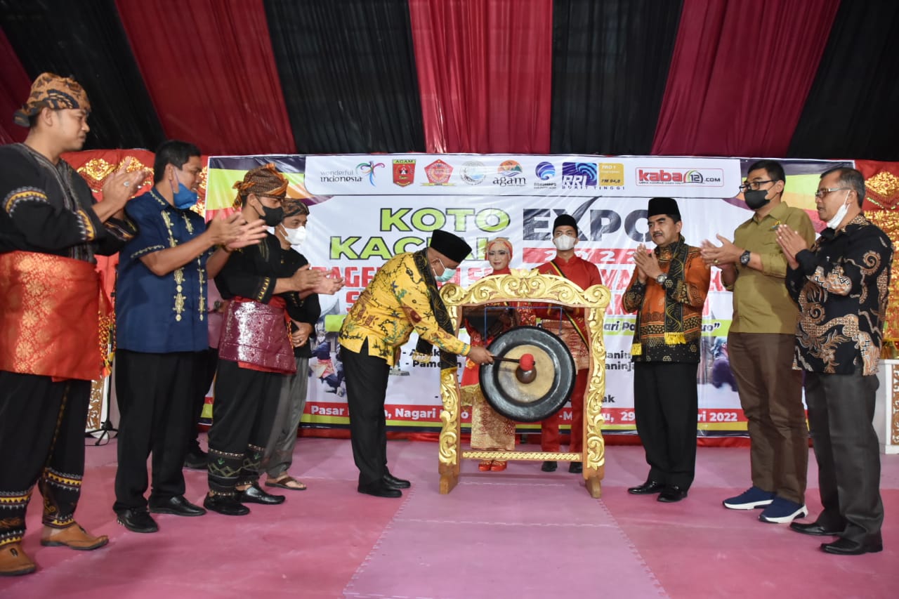 Sekdakab Agam, Edi Busti saat membuka pagelaran seni budaya di Nagari Koto Kaciak