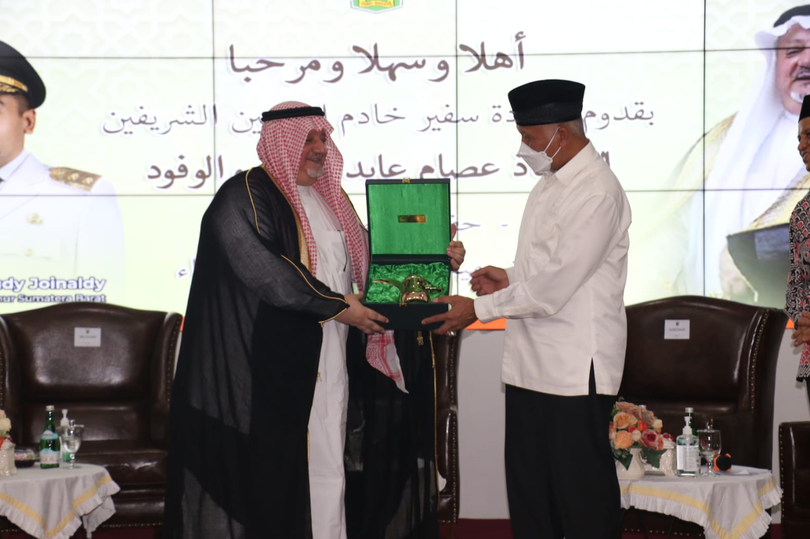 Duta Besar Kerajaan Arab Saudi untuk Indonesia H.E. Esam bin Ahmed Abed Al Thaqafi, dan Gubernur Sumbar, Mahyeldi, dalam pertemuan Sabtu (29/1/2022) di Padang. 