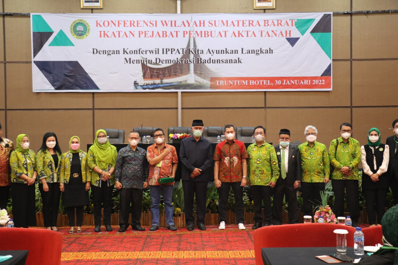 Gubernur Sumbar, Buya Mahyeldi, saat membuka secara resmi Konferensi Wilayah Sumbar Ikatan Pejabat Pembuat Akta Tanah (IPPAT) di Padang, Minggu (30/1/2022). 