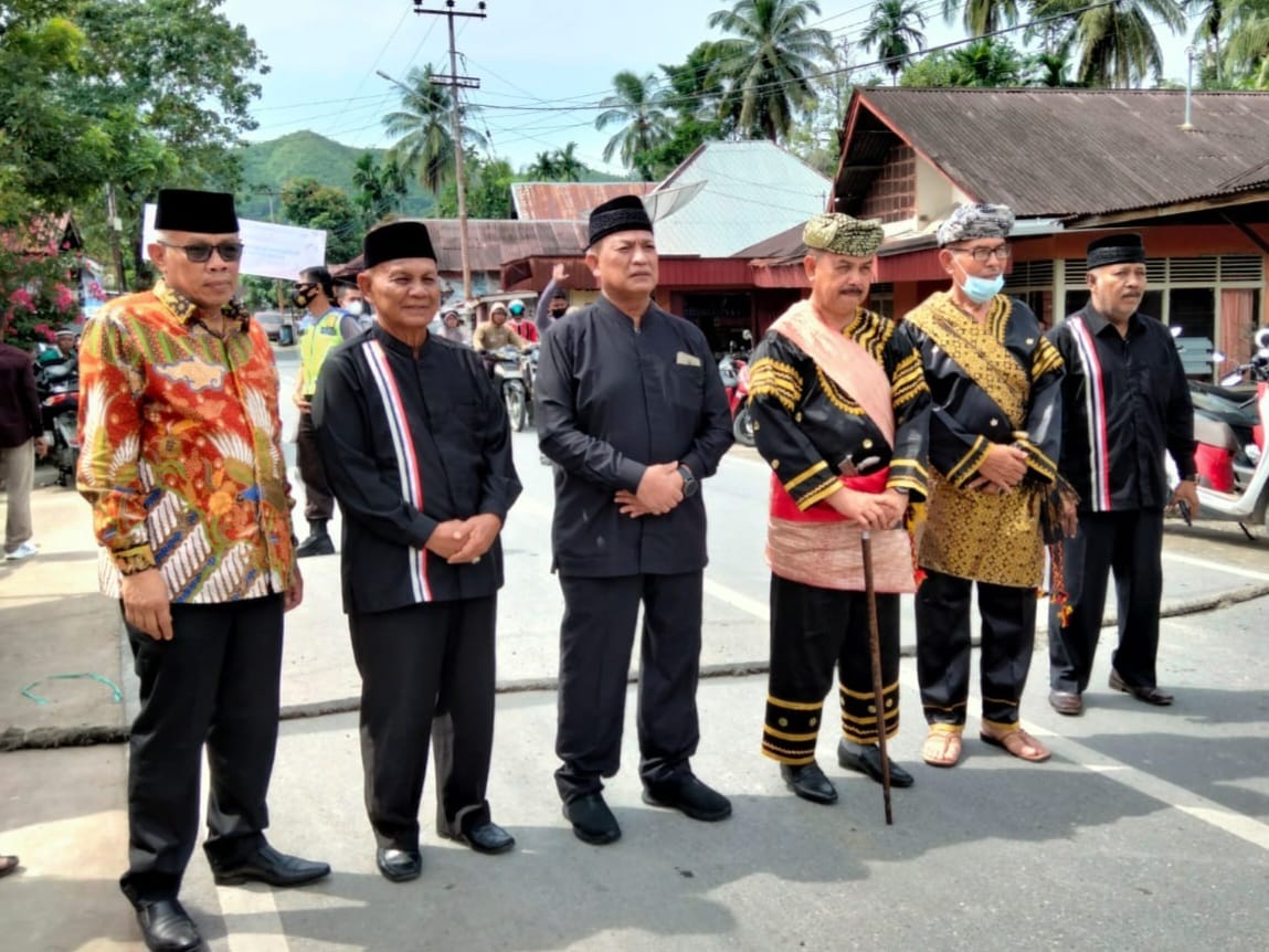 Ketua Umum LKAAM Sumbar, Fauzi Bahar Dt Nan Sati bersama rombongan sampai di Nagari Koto Berapak, Bayang Pessel, Minggu (30/1/2022).