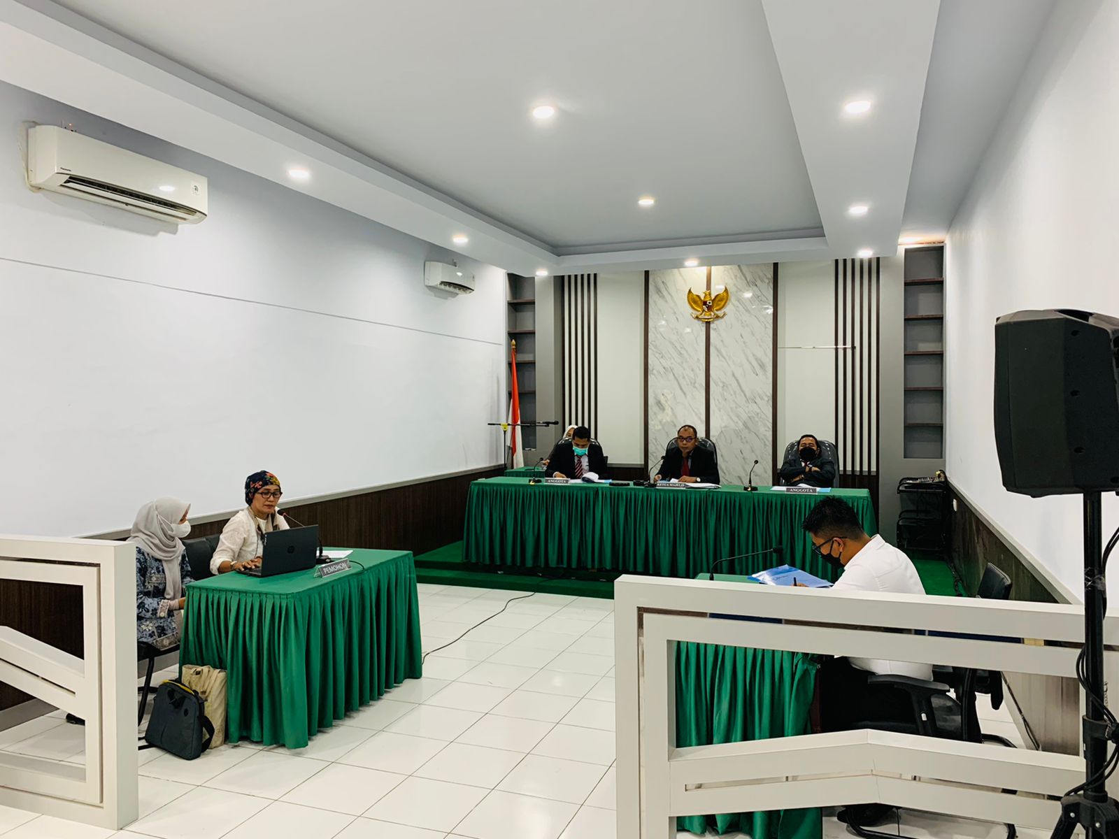 Suasana di ruang sidang KI Sumbar, sengketa informasi publik LHI dan BN, Senin (31/1/2022).