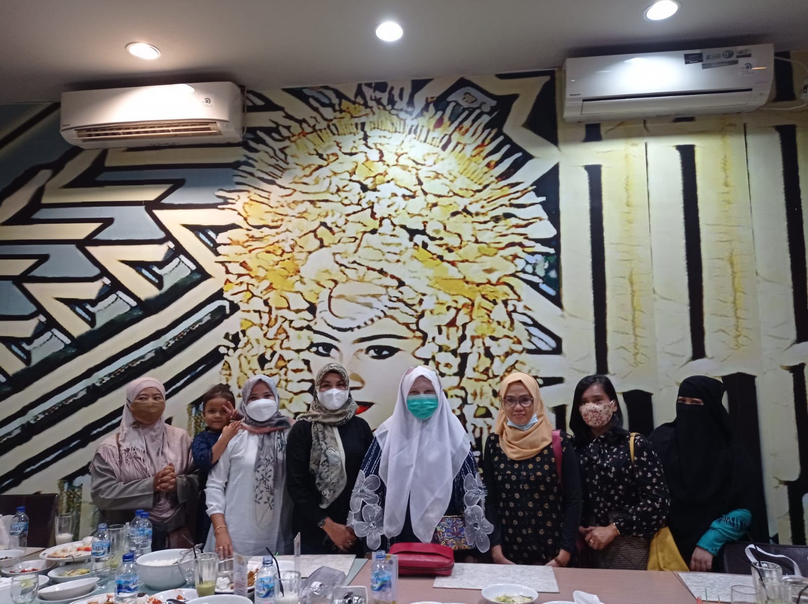 Anggota DPR RI Hj. Nevi Zuairina (jilbab putih) bersama para wartawati Sumatera Barat.
