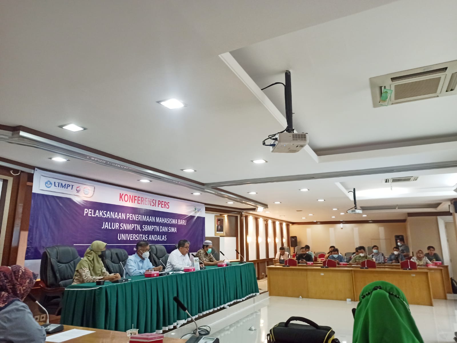 Jumpa pers Universitas Andalas oleh Rektor Prof Yuliandri, Wakil Rektor 1 Prof.Masyurdin dan Sofian Sekretaris PMB, Rabu (2/1/2022) di Ruang Rapat Rektorat Unand.