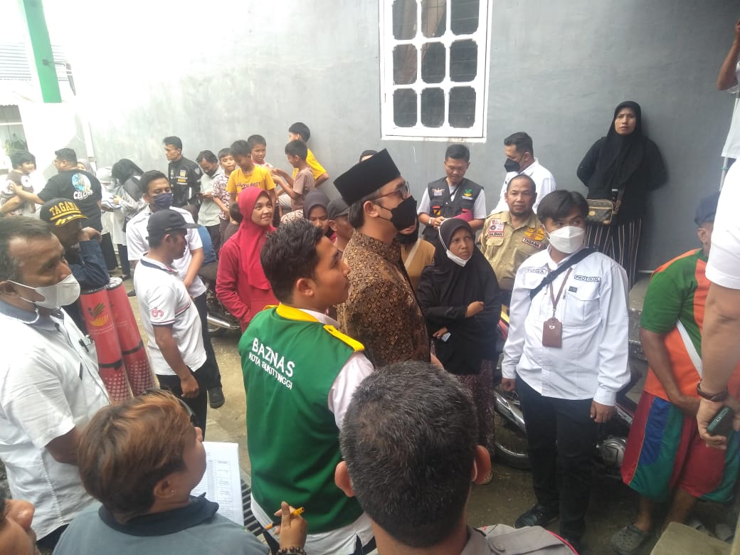 Wali Kota Bukittinggi,  Erman Safar, menyerahkan bantuan logistik dari Kemensos berupa selimut, tikar, alat masak, bahan makan siap saji, serta bantuan dari BAZNAS.
