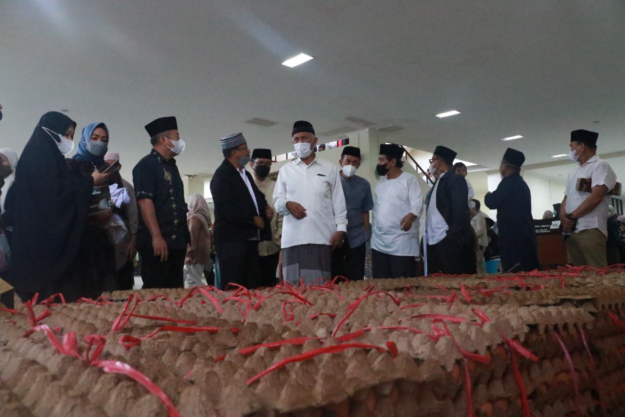 Gubernur Sumbar, Mahyeldi, kampanye makan telur, ditandai dengan penyerahan secara simbolis 16 ribu butir telur kepada perwakilan pesantren dan rumah tahfiz di Kota Padang, Minggu (6/2/2022).