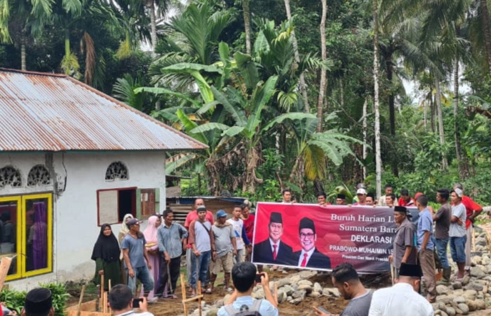 Puluhan buruh harian lepas Sumatera Barat mendeklasikan diri mendukung Prabowo Subianto dan Muhaimin Iskandar, Kamis (10/2/2022) di Padang Pariaman.