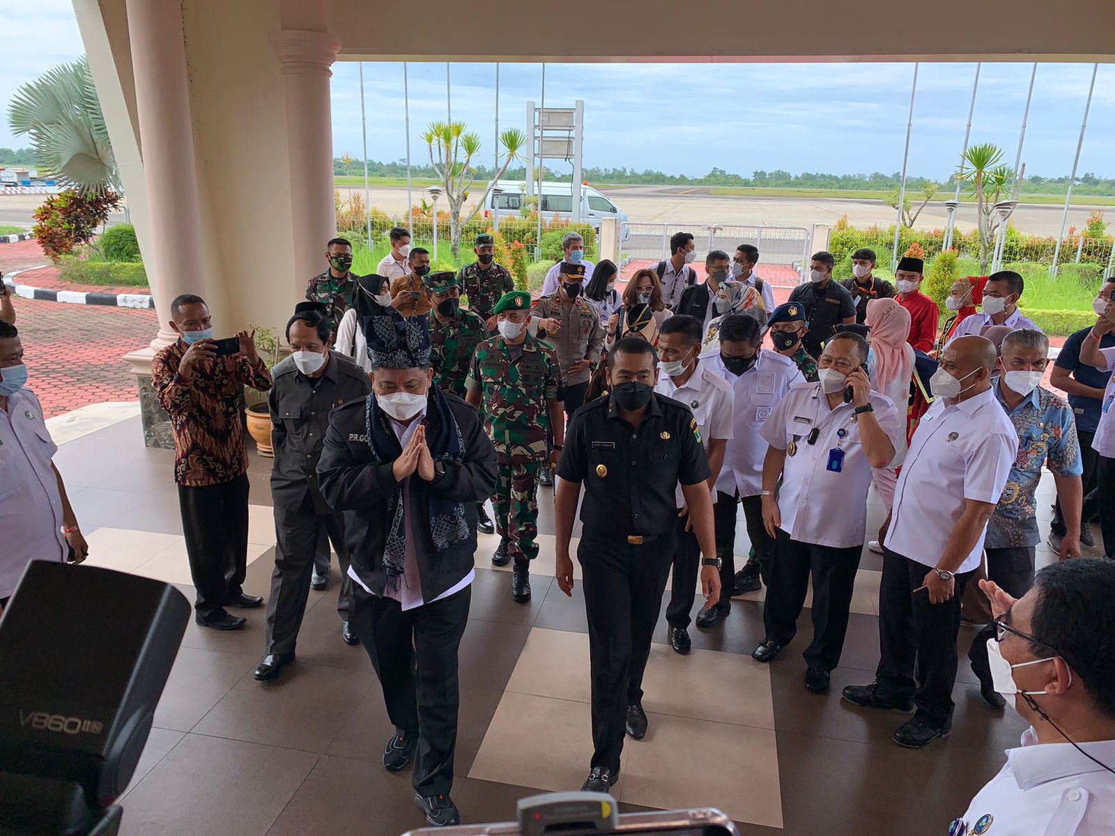 Kepala BNN RI Komjen Pol. Petrus Reinhard Golose, beserta rombongan disambut langsung Wakil Gubernur Sumatera Barat Audy Joinaldy di terminal kedatangan VIP BIM, Kamis (10/2/22).