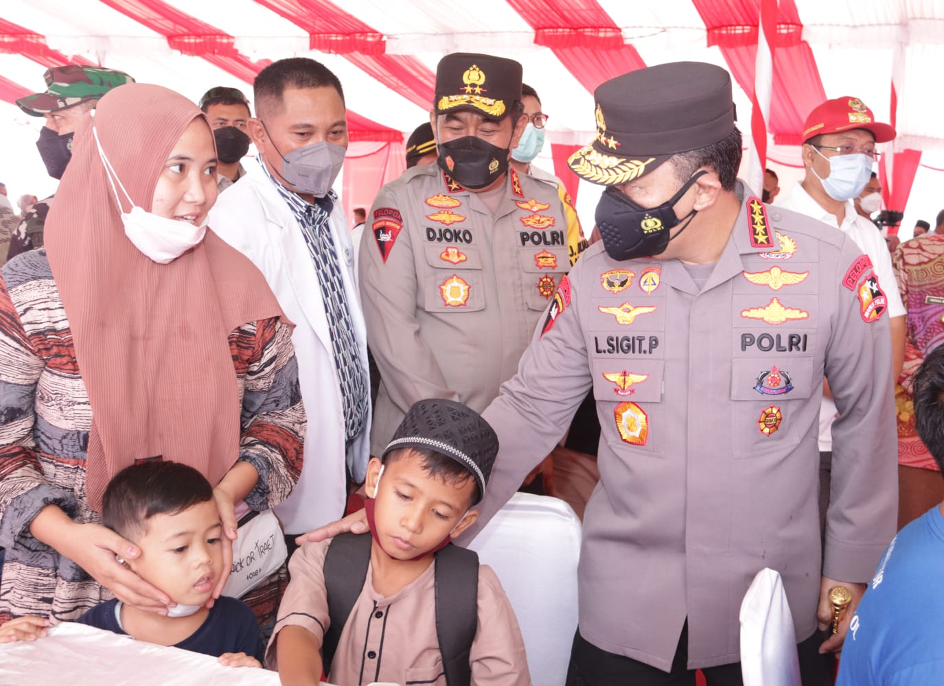 Kapolri Jenderal Listyo Sigit Prabowo meninjau secara langsung pelaksanaan akselerasi vaksinasi di Rumah Sakit (RS) Mandalika, Pujut, Lombok Tengah, NTB, Jumat (11/2/2022). 