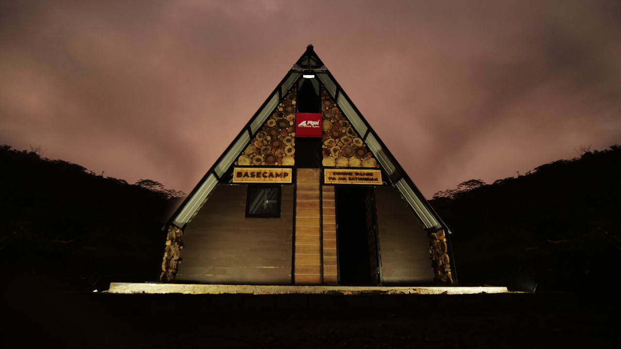 Basecamp unik bagi pendaki Gunung Talang, dibuat oleh Arei Outdoor Gear.