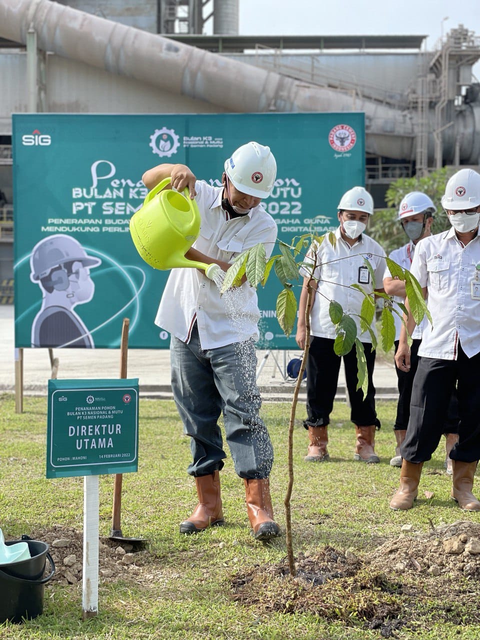 Plt. Direktur Utama  PT Semen Padang, Asri Mukhtar, menyiram pohon yang baru ditanam pada acara penghijauan di area Pabrik Indarung VI, Senin (14/2/2022). Pada 2022 ini, PT Semen Padang merencanakan menanam sebanyak 1000 batang pohon di sekitar pabrik.