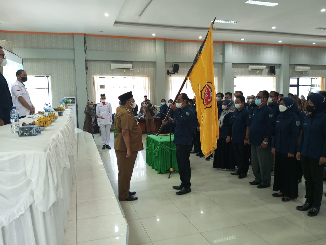 Bupati Pasaman, Benny Utama, melantik pengurus Karang Taruna kabupaten Pasaman, periode 2022-2027, Selasa (15/2/2022). 