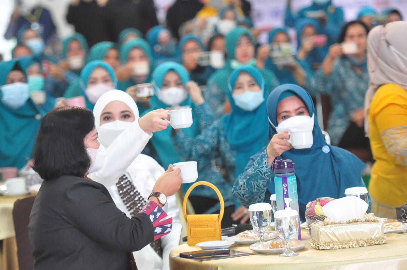 Perempuan kabupaten Kendal, Jawa Tengah, minum kopi 5.555 orang dalam rangkaian HPN 37/2022, Jumat (18/2/2022).