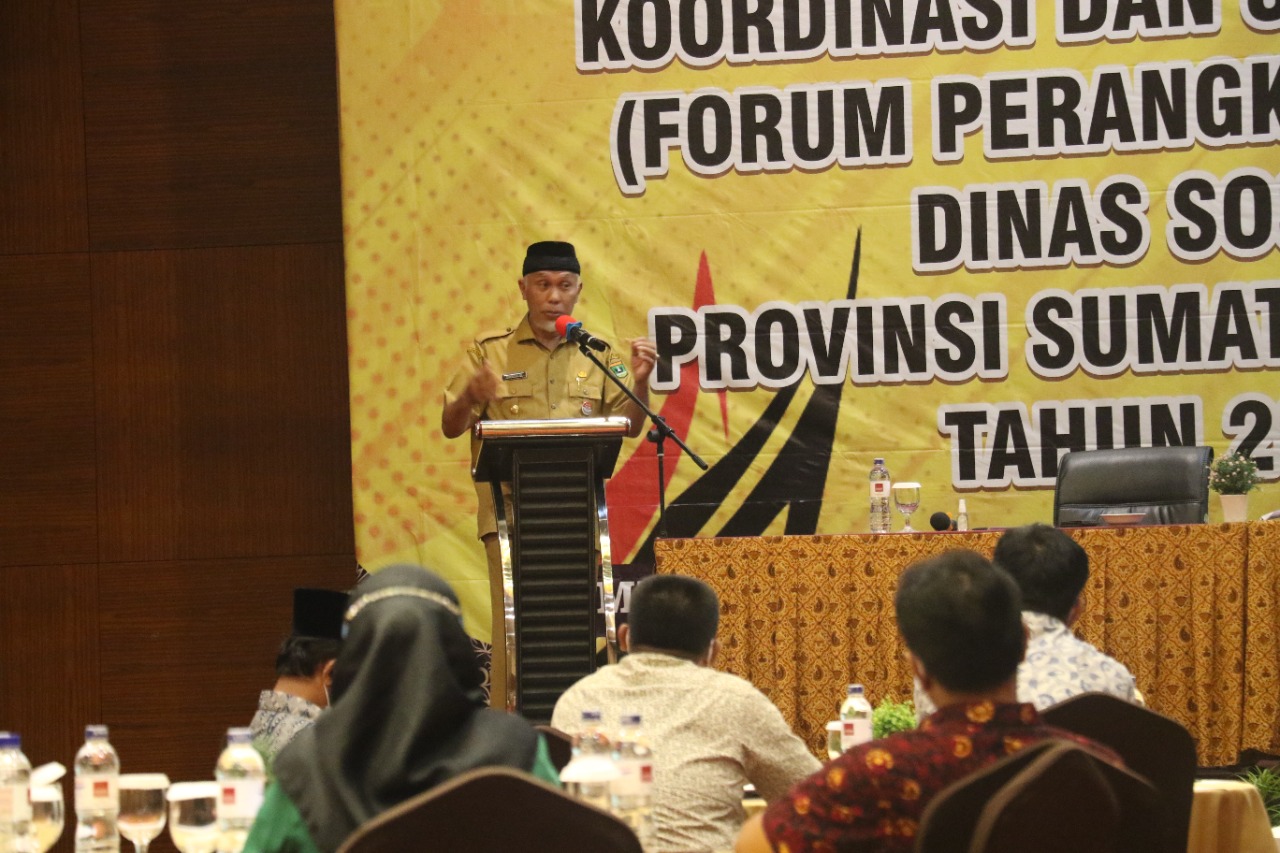 Gubernur Sumatera Barat, Buya Mahyeldi ketika membuka Koordinasi dan Sinkronisasi Forum Perangkat Daerah Dinas Sosial Provinsi Sumatera Barat, di Batusangkar, Selasa (22/2/2022) malam.