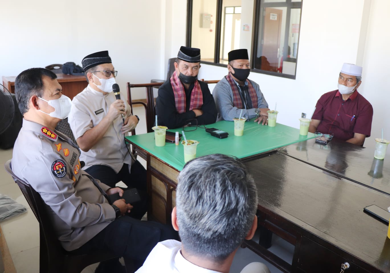 Ketua LKAAM Sumbar, Fauzi Bahar Dt Nan Sati dan jajaran Humas, memberikan keterangan Pers, Kamis (24/2/2022).